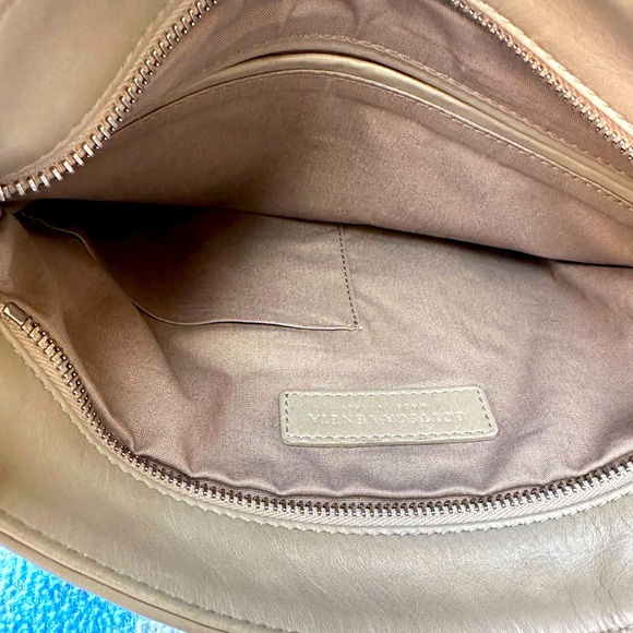 BOTTEGA VENETA Leather Intracciato Crossbody Crossbody Bag 🔥🔥🔥 - Picture 4 of 11